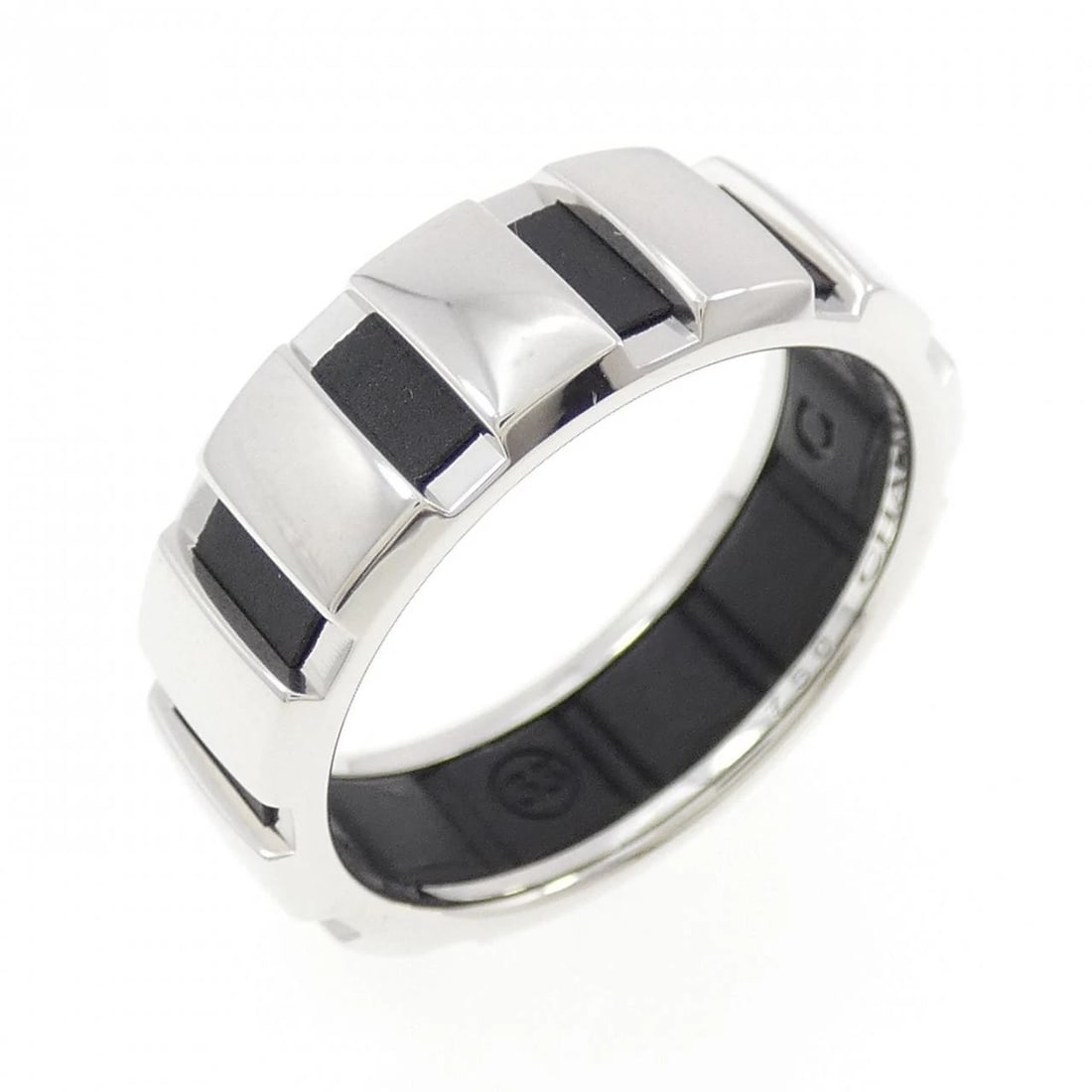 CHAUMET CLASS ONE RING: Chaumet Class One Ring Brand: Chaumet Type: Chaumet Ring Material: 750 white gold, Color: white gold Size: US7 1/4 Accessories: None Accessories Notice: When purchasing pre-owned goods, pl