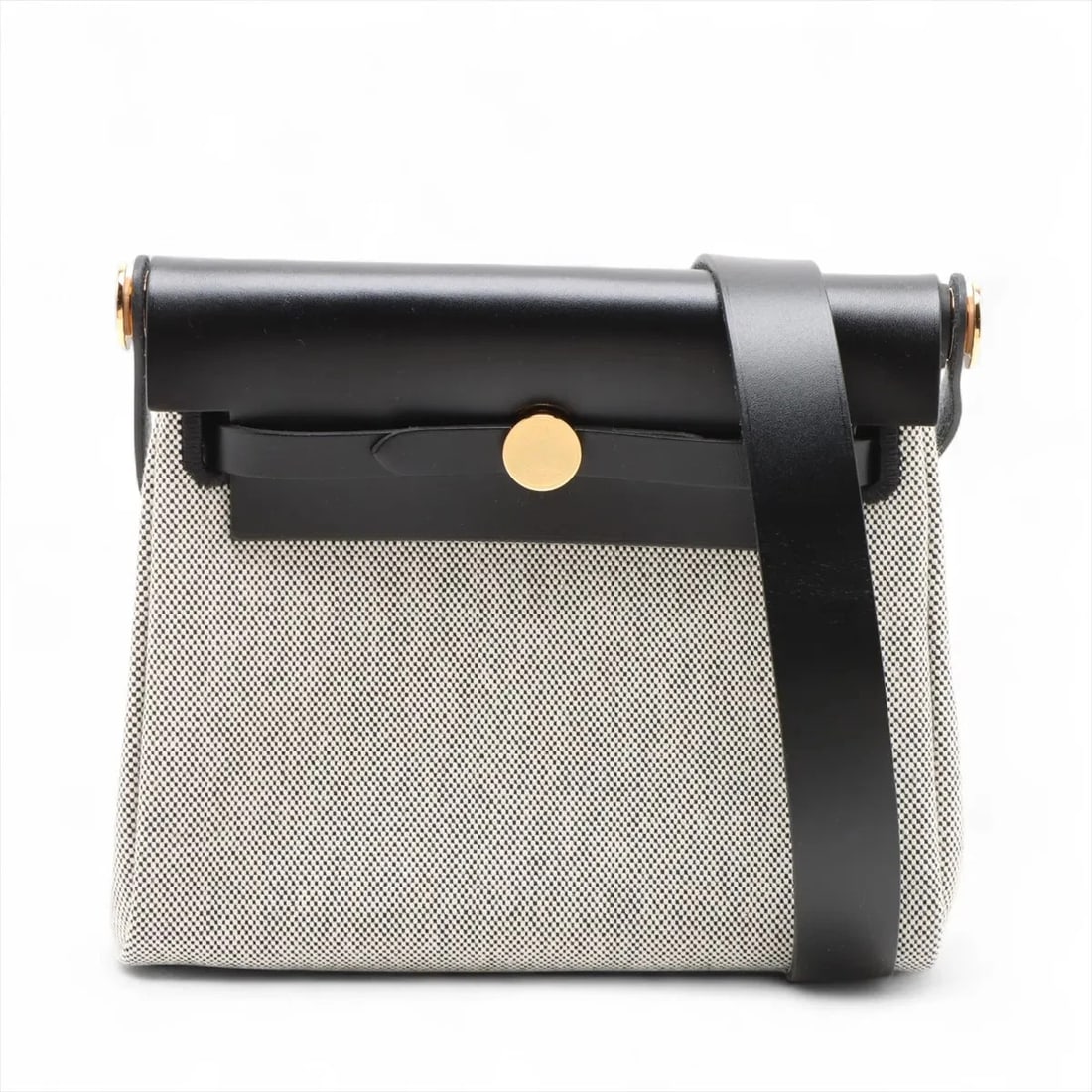 HERMES YALE BAG ZIP 20 TWIRL ASH X VASH HUNTER BLACK: Hermes Yale bag zip 20 Twirl Ash x Vash Hunter Black Brand: Hermès Type: Shoulder bag Material: Twirl Ash x Vash Hunter Color: Black Size: Height:6.7inchLength:7.9inchDepth:2.4inch Accessories: No