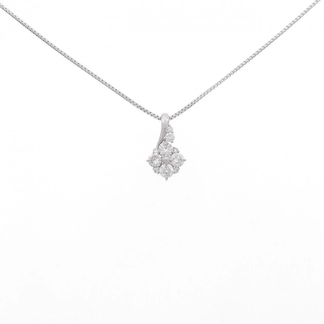 PT FLOWER DIAMOND NECKLACE: PT Flower Diamond Necklace Brand: Unbranded Type: Diamond Necklace Material: PT, Main Stone/Creation Natural Color: Silver Size: Actual Size Pendant length approx. x width approx.: 12.5mmx7.3mm Chain