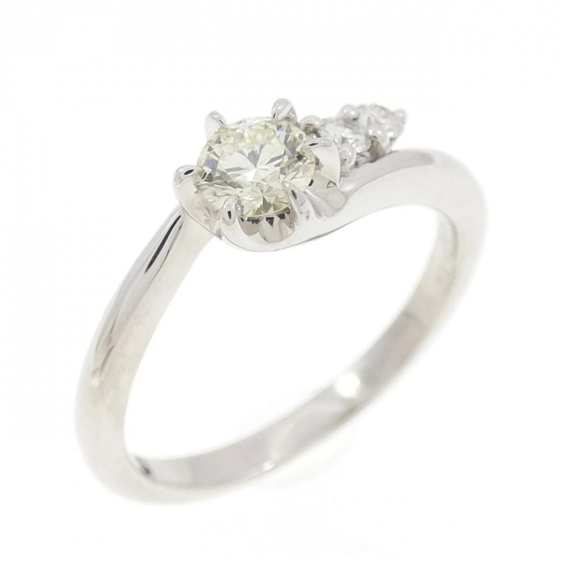 PT950 DIAMOND RING: PT950 Diamond Ring Brand: Unbranded Type: Diamond Ring Material: PT950, Main Stone/Creation Natural Color: Silver Size: US3 3/4 Accessories: None Accessories Notice: When purchasing pre-owned goods,