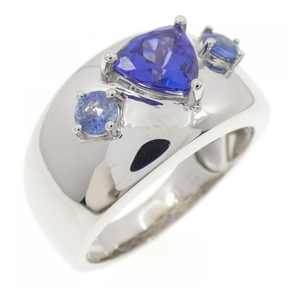PT950 TANZANITE RING: PT950 Tanzanite Ring Brand: Unbranded Type: Tanzanite Ring Material: PT950, Main Stone/Creation TanzaniteSecondary Stone Sapphire Color: Silver Size: US9 3/4 Accessories: None Accessories Notice:
