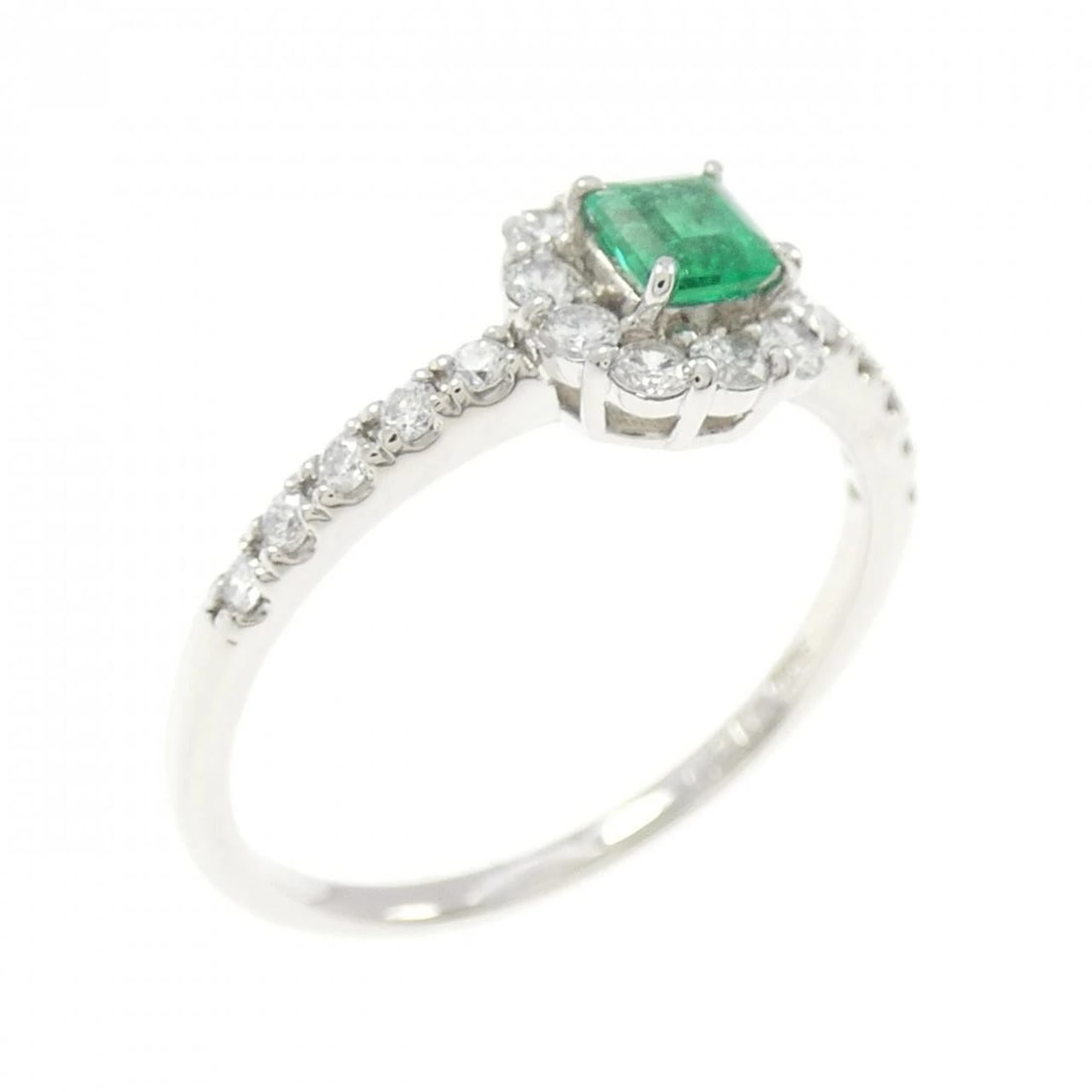 PT950 EMERALD RING: PT950 Emerald Ring Brand: Unbranded Type: Emerald Ring Material: PT950, Main Stone/Creation EmeraldSecondary Stone Diamond Color: Silver Size: US6 1/4 Accessories: None Accessories Notice: When