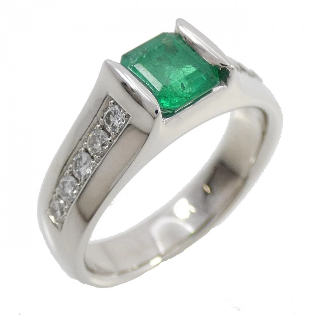 PT900 EMERALD RING: PT900 Emerald Ring Brand: Unbranded Type: Emerald Ring Material: PT900, Main Stone/Creation EmeraldSecondary Stone Diamond Color: Silver Size: US6 1/4 Accessories: None Accessories Notice: When