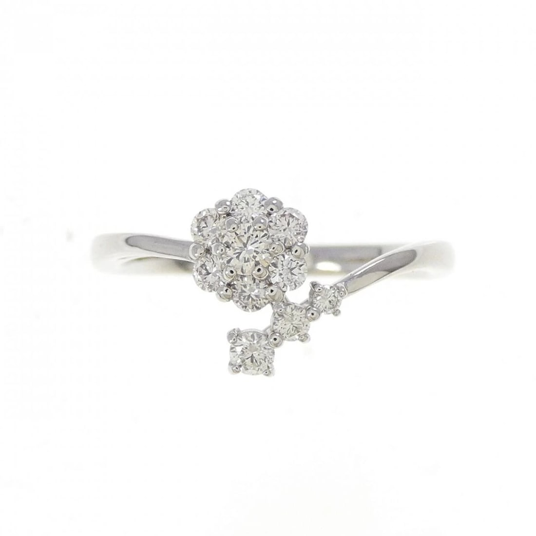 PT950 FLOWER DIAMOND RING: PT950 Flower Diamond Ring Brand: Unbranded Type: Diamond ring Material: PT950, Main Stone/Creation Natural Color: Silver Size: US5 3/4 Accessories: None Accessories Notice: When purchasing pre-owned