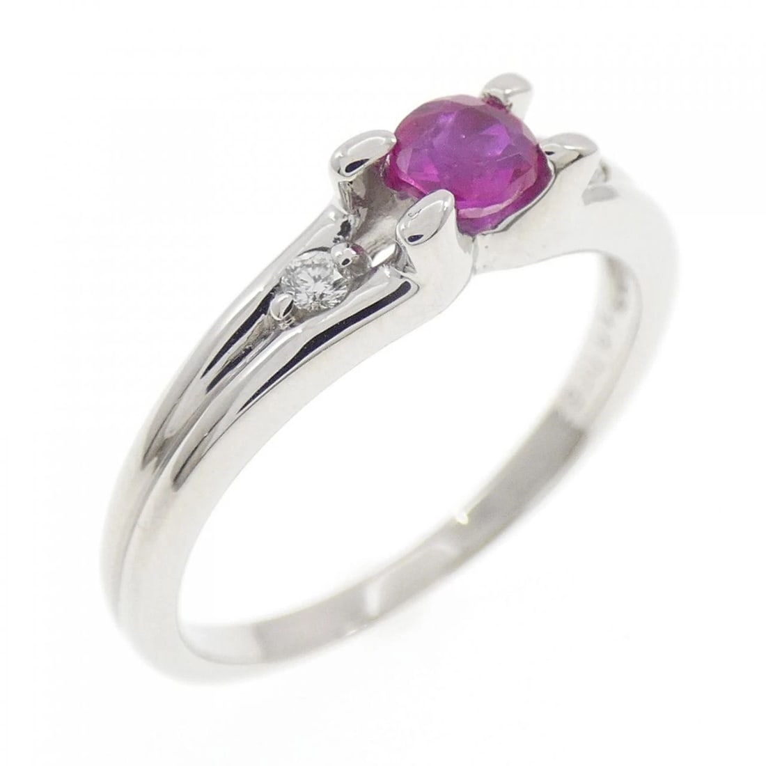PT900 RUBY RING: PT900 Ruby Ring Brand: Unbranded Type: Ruby Ring Material: PT900, Main Stone/Creation RubySecondary Stone Diamond Color: Silver Size: US5 1/2 Accessories: None Accessories Notice: When purchasing