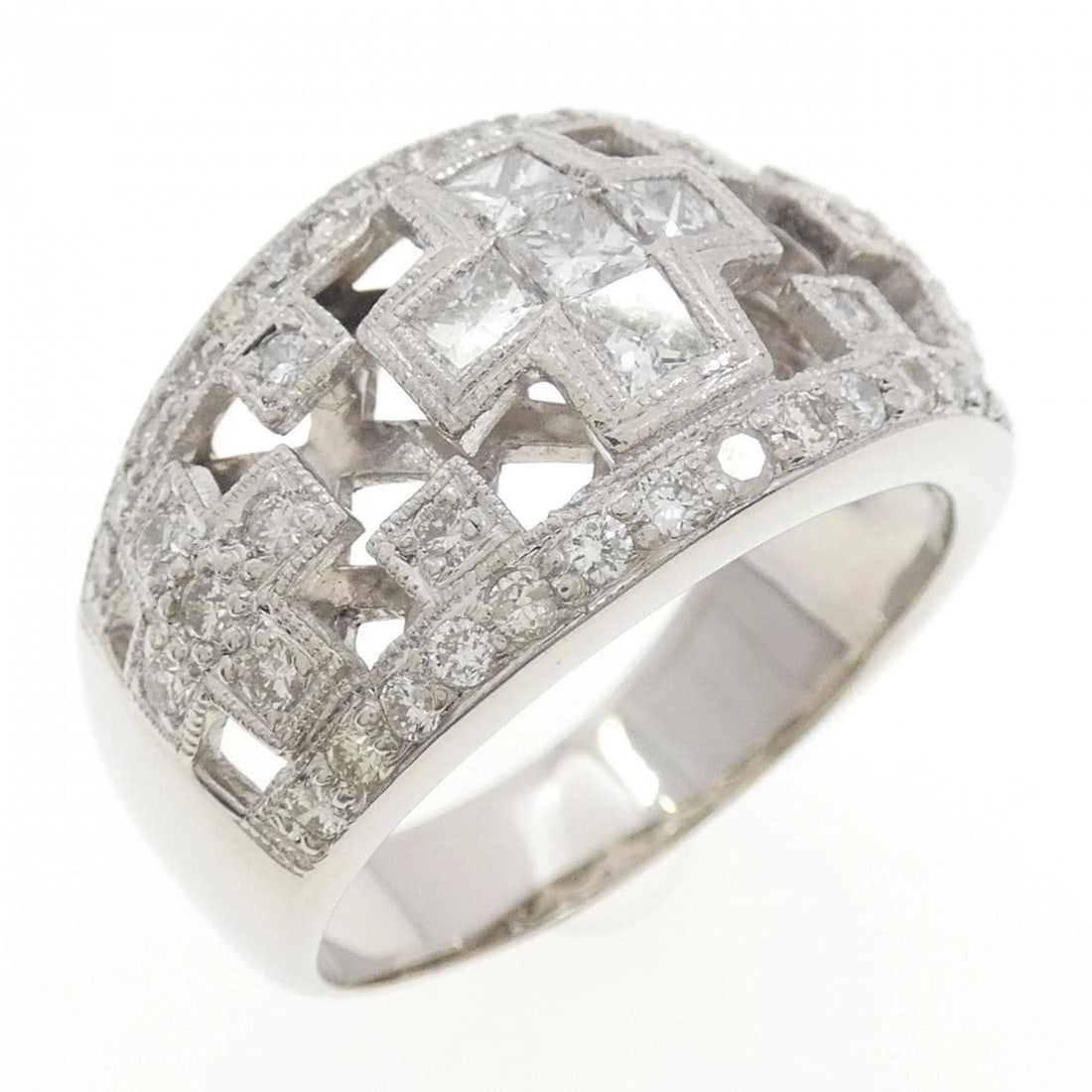 PT900 DIAMOND RING: PT900 Diamond Ring Brand: Unbranded Type: Diamond Ring Material: PT900, Main Stone/Creation Natural Color: Silver Size: US9 Accessories: None Accessories Notice: When purchasing pre-owned