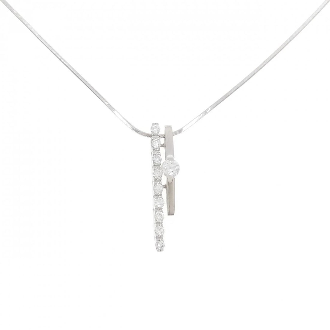 PT900/PT850 DIAMOND NECKLACE: PT900/PT850 Diamond Necklace Brand: Unbranded Type: Diamond Necklace Material: PT900/PT850, Main Stone/Creation Natural Color: Silver Size: 40cmActual Size Pendant length approx. x width approx.: