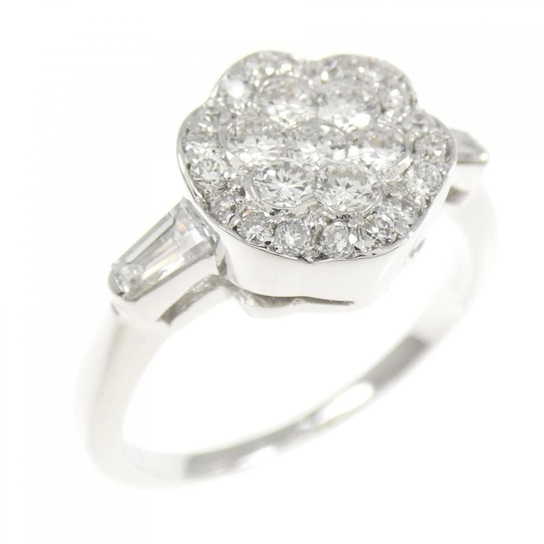 K18WG FLOWER DIAMOND RING: K18WG Flower Diamond Ring Brand: Unbranded Type: Diamond Ring Material: K18WG, Main Stone/Creation Natural Color: White gold Size: US5 Accessories: None Accessories Notice: When purchasing pre-owned