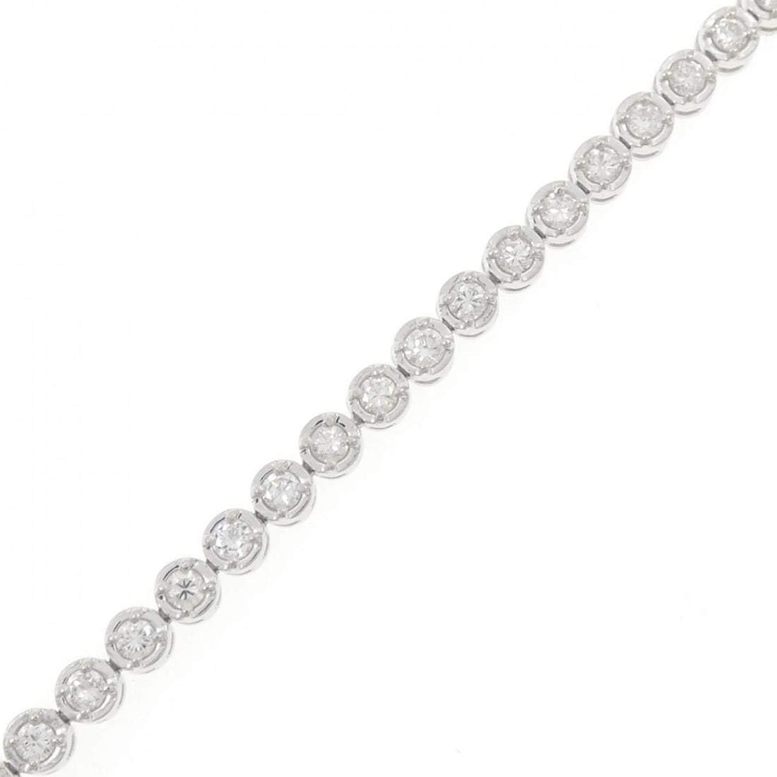 PT900 DIAMOND BRACELET: PT900 Diamond Bracelet Brand: Unbranded Type: Diamond Bracelet Material: PT900, Main Stone/Creation Natural Color: silver Size: 18cm Actual Size Max width approx: 3.3mm Accessories: None Accessories