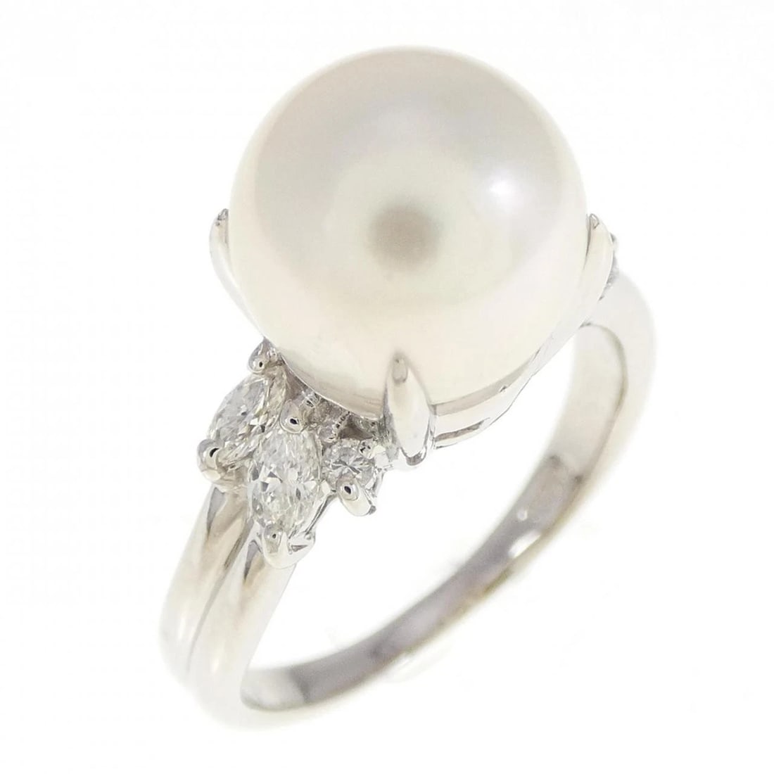PT AKOYA PEARL RING: PT Akoya Pearl Ring Brand: Unbranded Type: Akoya Pearl Ring Material: PT, Main Stone/Creation Akoya pearl Secondary Stone Diamond Color: silver Size: US6 1/4 Accessories: None Accessories Notice: