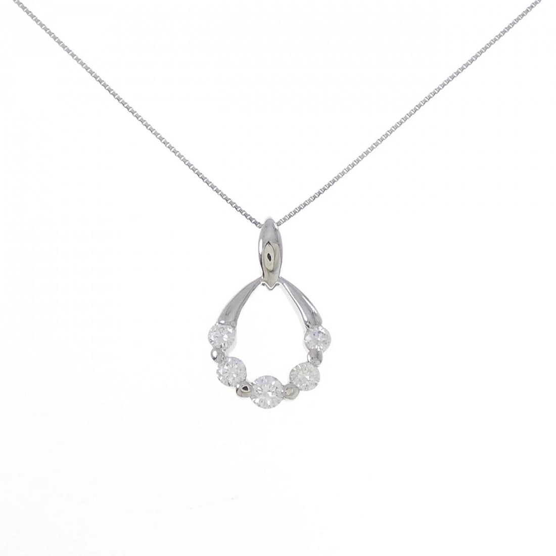 PT900/PT850 DIAMOND NECKLACE: PT900/PT850 Diamond Necklace Brand: Unbranded Type: Diamond Necklace Material: PT900/PT850, Main Stone/Creation Natural Color: silver Size: 45cm Actual Size Pendant length approx. x width approx.: 19.