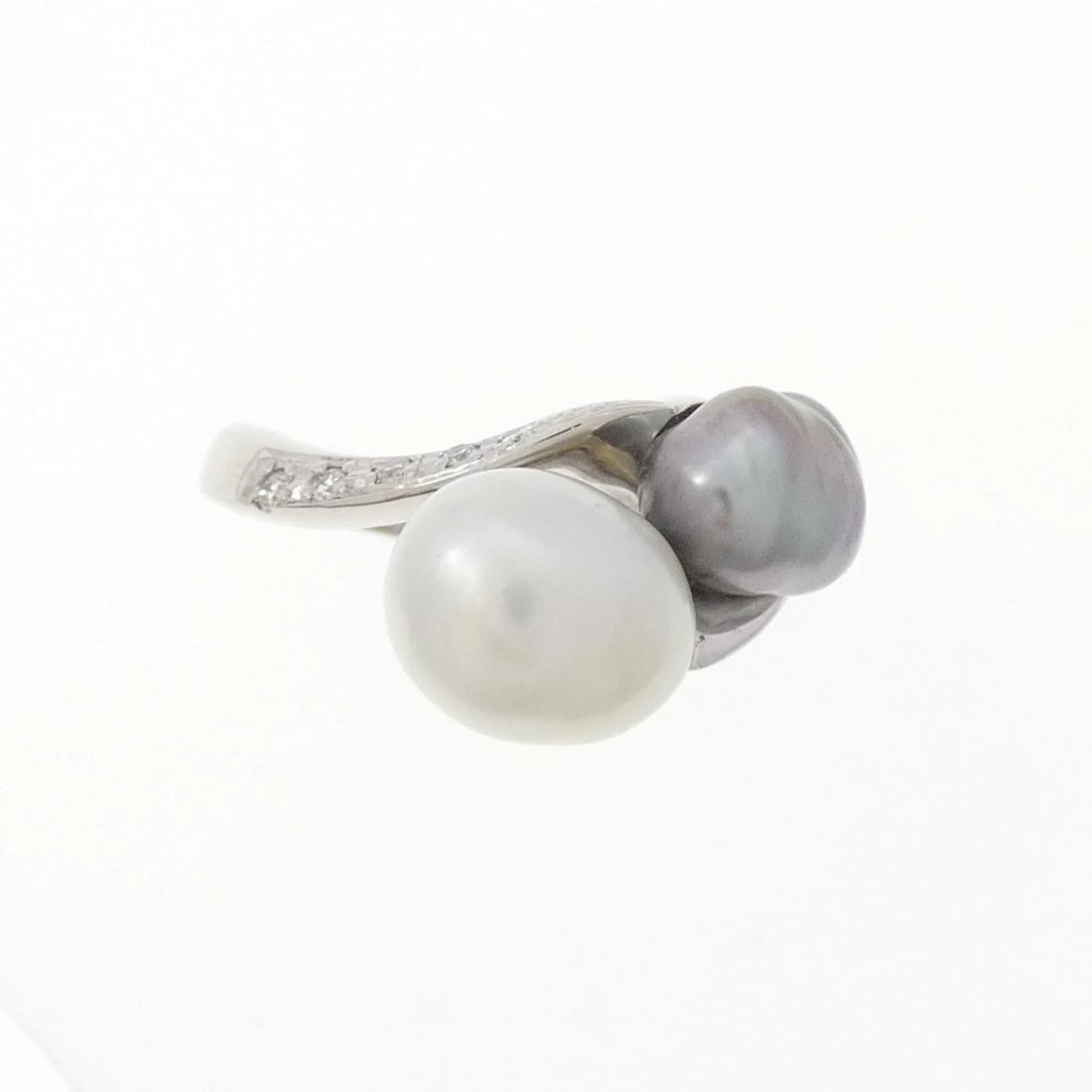 PT900 PEARL RING: PT900 pearl ring Brand: Unbranded Type: Pearl Ring Material: PT900, Main Stone/Creation Prarl Secondary Stone Diamond Color: silver Size: US6 3/4 Accessories: None Accessories Notice: When purchasing