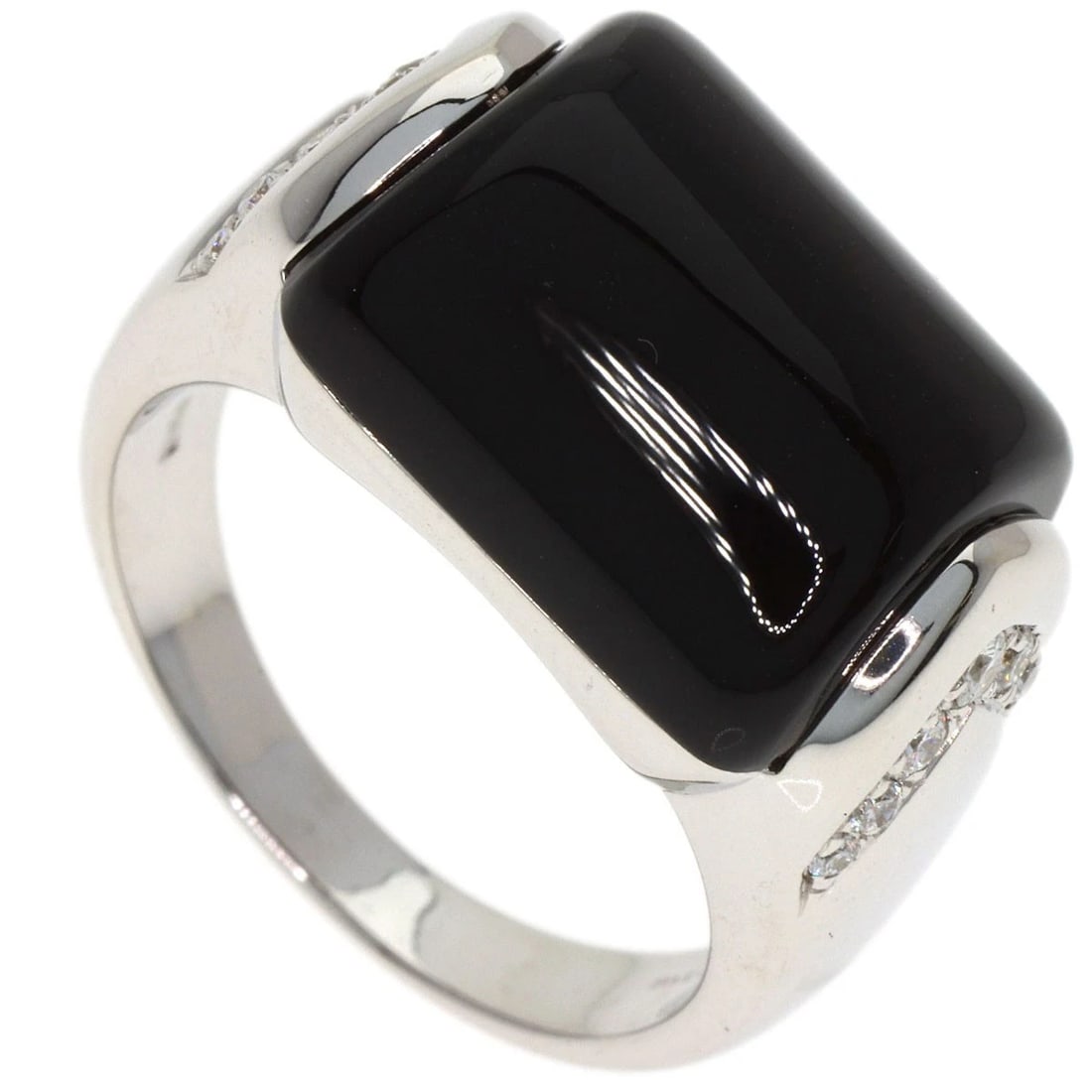 BVLGARI MUZA DIAMOND ONYX RING: BVLGARI Muza Diamond Onyx Ring Brand: BVLGARI Type: Ring Material: K18 White Gold, Main Stone/Creation Natural Color: Exterior Color Silver Size: 6 (US) Accessories: None Accessories Notic