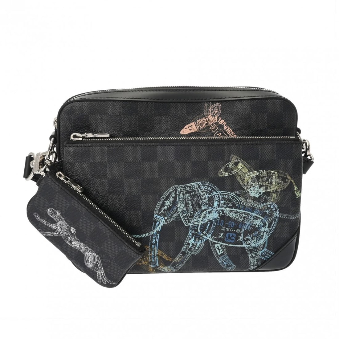 LOUIS VUITTON TRIO MESSENGER STAINLESS STEEL DAMIER GRAFITTE: LOUIS VUITTON Trio Messenger Stainless Steel Damier Grafitte Brand: LOUIS VUITTON Type: Messenger bag Material: Damier canvas Color: black Size: H:about 7.1inch W:about 9.8inch D:about 1.8inch