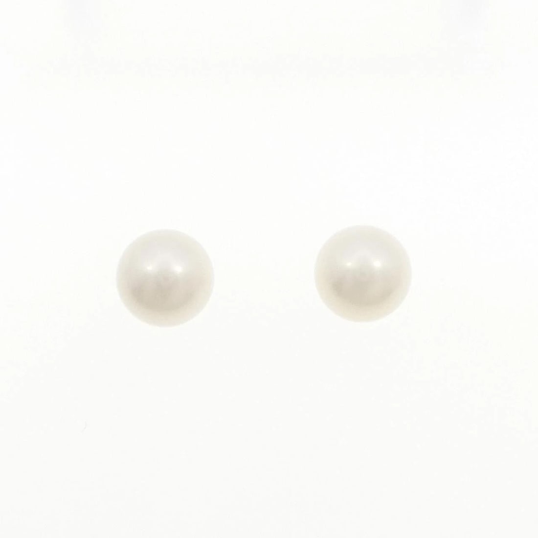TIFFANY & CO. FRESHWATER PEARL PIERCE: TIFFANY & Co. Freshwater Pearl Pierce Brand: TIFFANY&Co. Type: TIFFANY&Co. Pierce/Earring Material: 925Silver, Main Stone/Creation Freshwater Pearl Color: none Size: Actual Size Diameteraround: 9.3mm