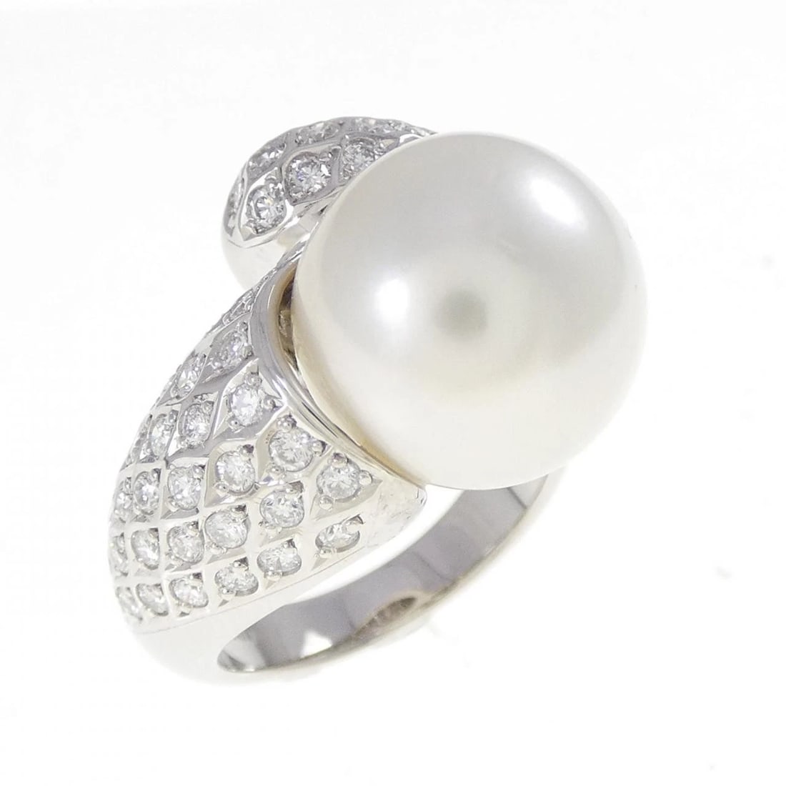PT900 WHITE BUTTERFLY PEARL RING: PT900 White Butterfly Pearl Ring Brand: Unbranded Type: White Butterfly Pearl Ring Material: PT900, Main Stone/Creation White Butterfly PearlSecondary StoneDiamond Color: silver Size: US5 3/4