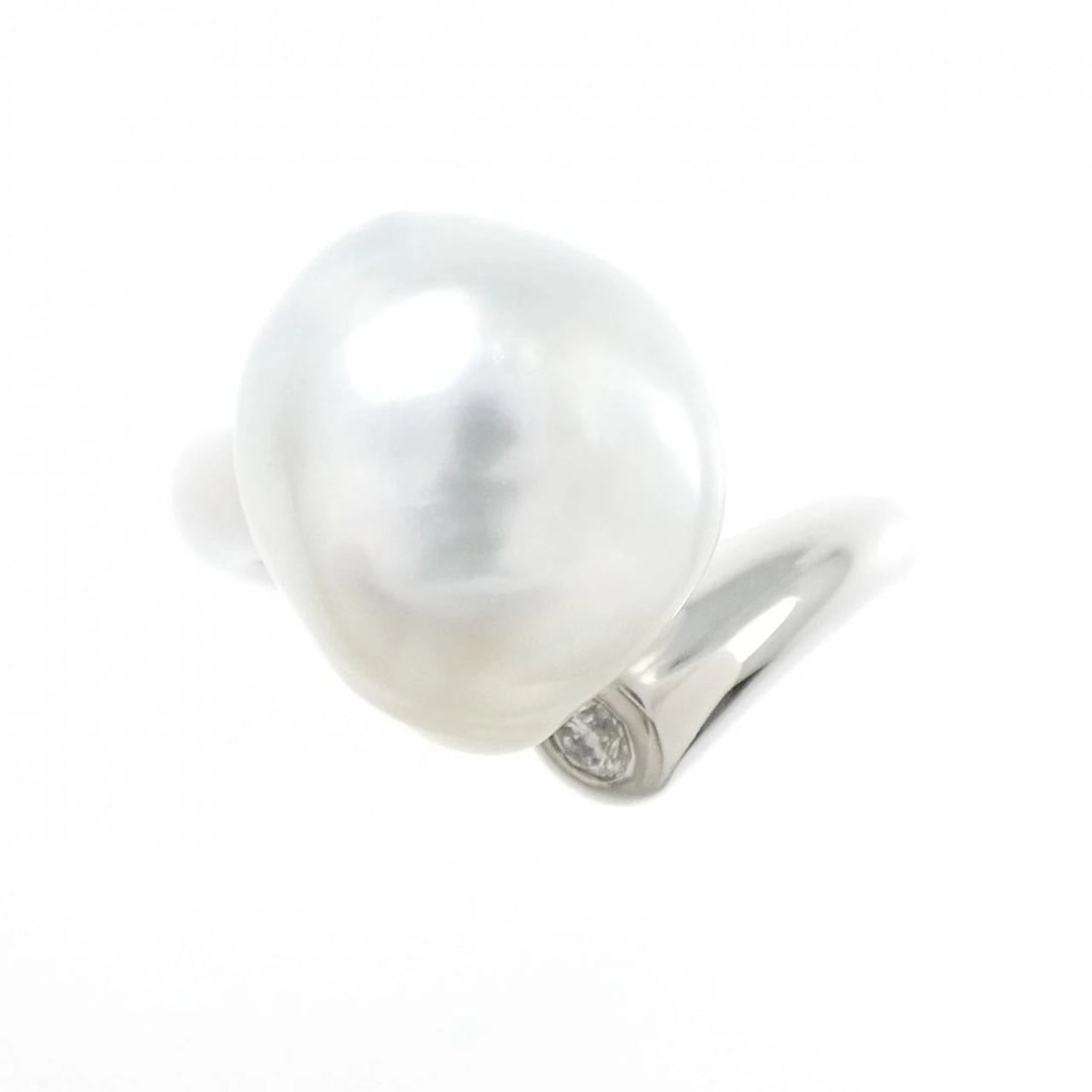 PT900 WHITE BUTTERFLY PEARL RING: PT900 White Butterfly Pearl Ring Brand: Unbranded Type: White Butterfly Pearl Ring Material: PT900, Main Stone/Creation White Butterfly Pearl Secondary Stone Diamond Color: Silver Size: US7 3/4
