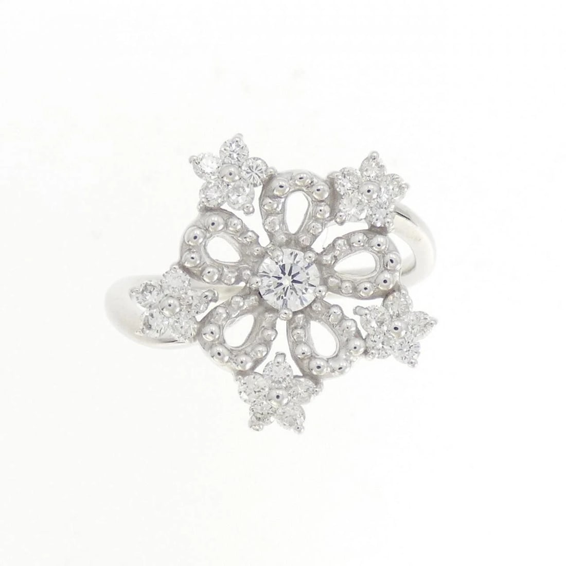 K18WG FLOWER DIAMOND RING: K18WG Flower Diamond Ring Brand: Unbranded Type: Diamond Ring Material: K18WG, Main Stone/Creation Natural Color: white gold Size: US5 3/4 Accessories: None Accessories Notice: When purchasing