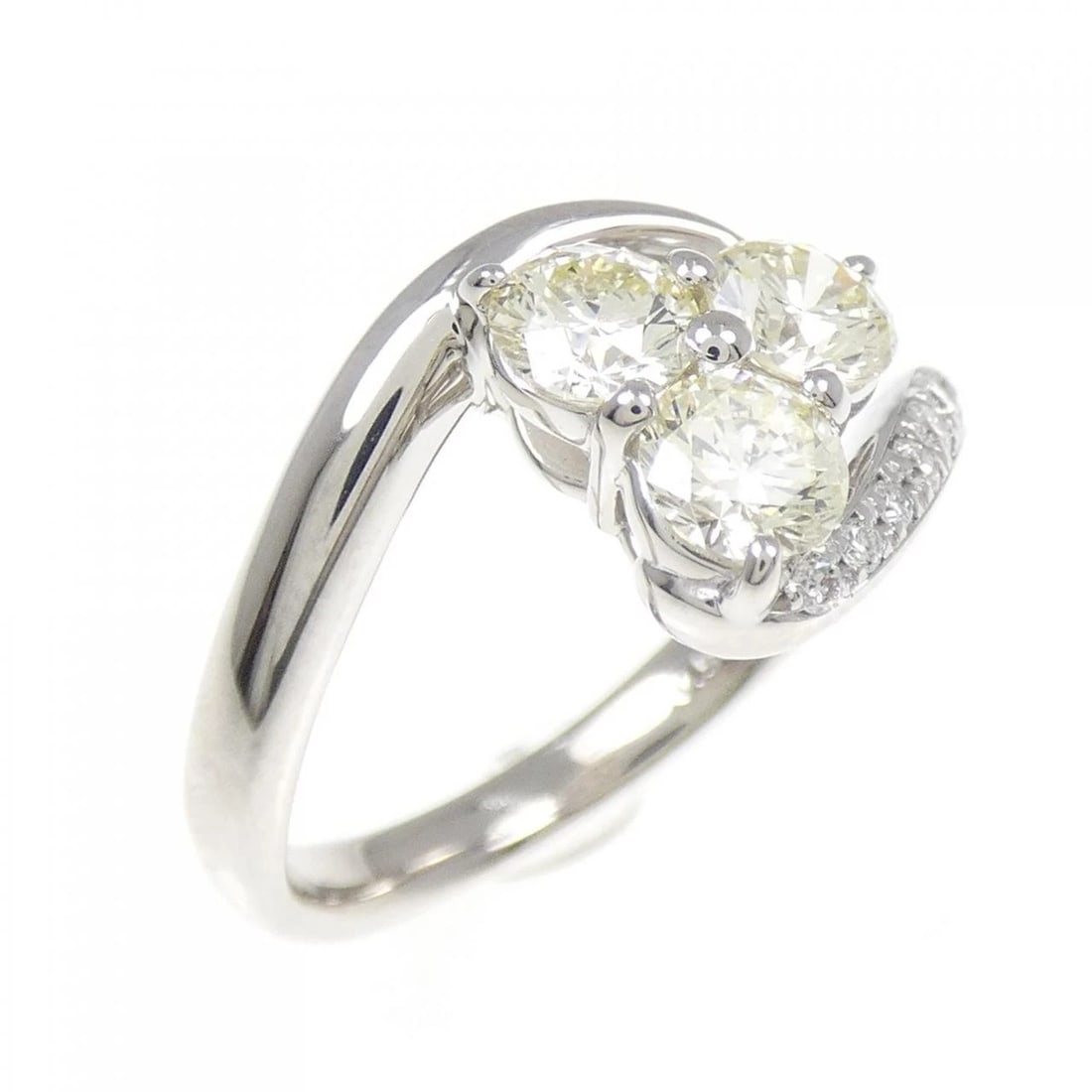 PT900 DIAMOND RING: PT900 Diamond Ring Brand: Unbranded Type: Diamond Ring Material: PT900, Main Stone/Creation Natural Color: Silver Size: US6 1/4 Accessories: None Accessories Notice: When purchasing pre-owned goods,