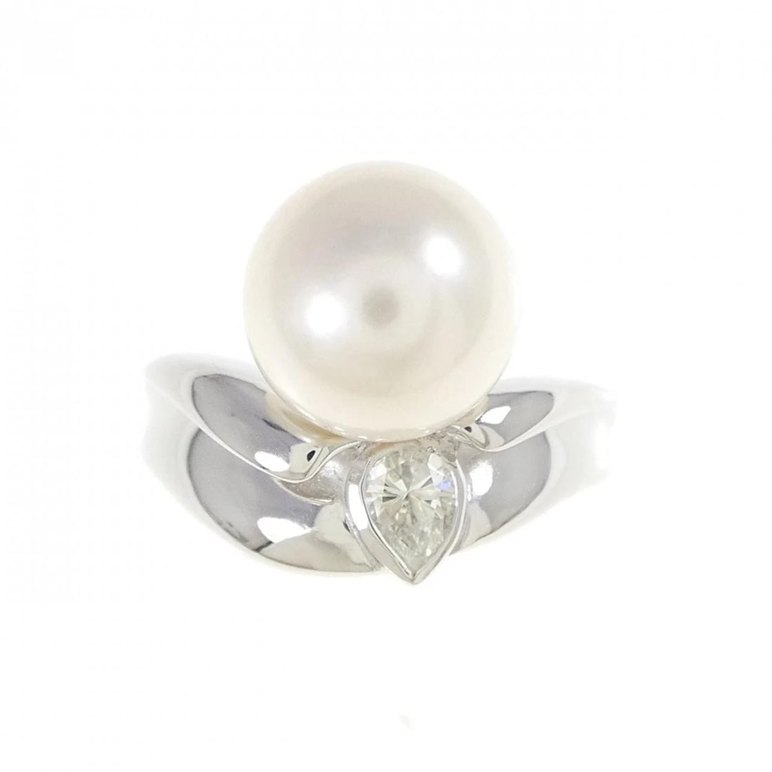 PT900 AKOYA PEARL RING: PT900 Akoya Pearl Ring Brand: Unbranded Type: akoya pearl ring Material: PT900, Main Stone/Creation Akoya Pearl Secondary Stone Diamond Color: Silver Size: US5.5 Accessories: None Accessories Notice: