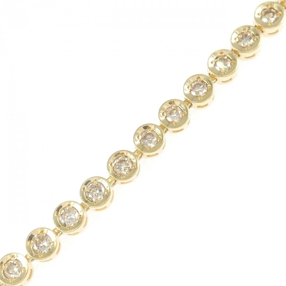 K18YG DIAMOND BRACELET: K18YG Diamond Bracelet Brand: Unbranded Type: Diamond Bracelet Material: K18YG, Main Stone/Creation Natural Color: Yellow gold Size: Actual Size Max width approx: 4.1mm 18.5cm Accessories: None