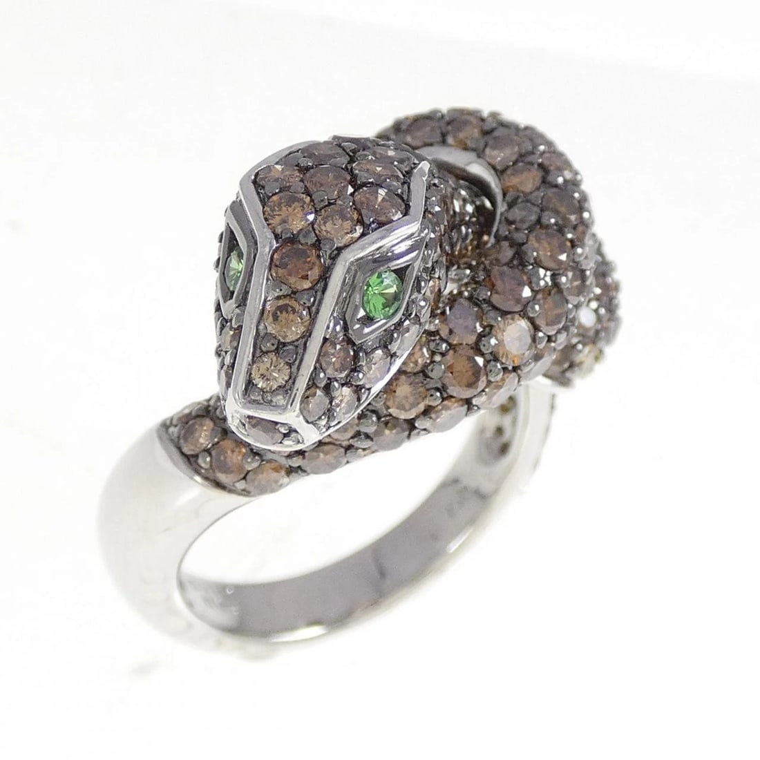 750WG/750BG SNAKE GREEN GARNET RING: 750WG/750BG Snake Green Garnet Ring Brand: Unbranded Type: Garnet Ring Material: 750WG/750BG, Main Stone/Creation Garnet Secondary Stone diamonds Color: WG,BG Size: US7 1/4 Accessories: None