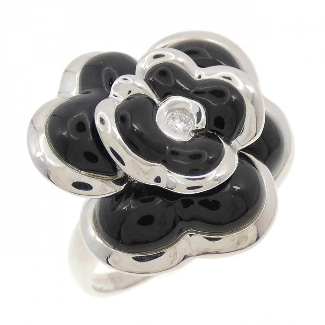 K18WG FLOWER ONYX RING: K18WG Flower Onyx Ring Brand: Unbranded Type: Onyx Ring Material: K18WG, Main Stone/Creation Onyx Secondary Stone Diamond Color: White Gold Size: US8 Accessories: None Accessories Notice: When