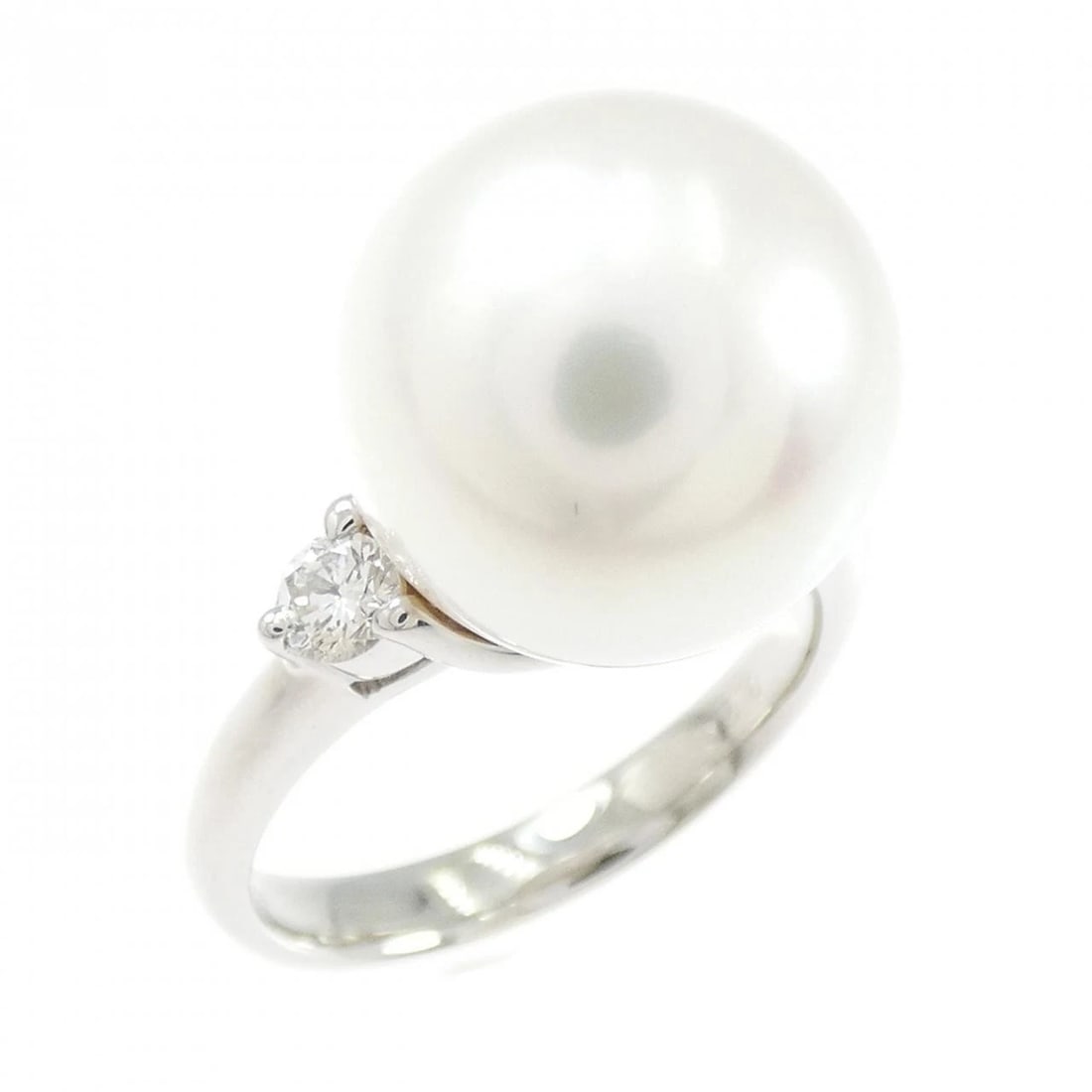 PT900 WHITE BUTTERFLY PEARL RING: PT900 White Butterfly Pearl Ring Brand: Unbranded Type: White Butterfly Pearl Ring Material: PT900, Main Stone/Creation White Butterfly Pearl Secondary Stone Diamond Color: Silver Size: US5 3/4