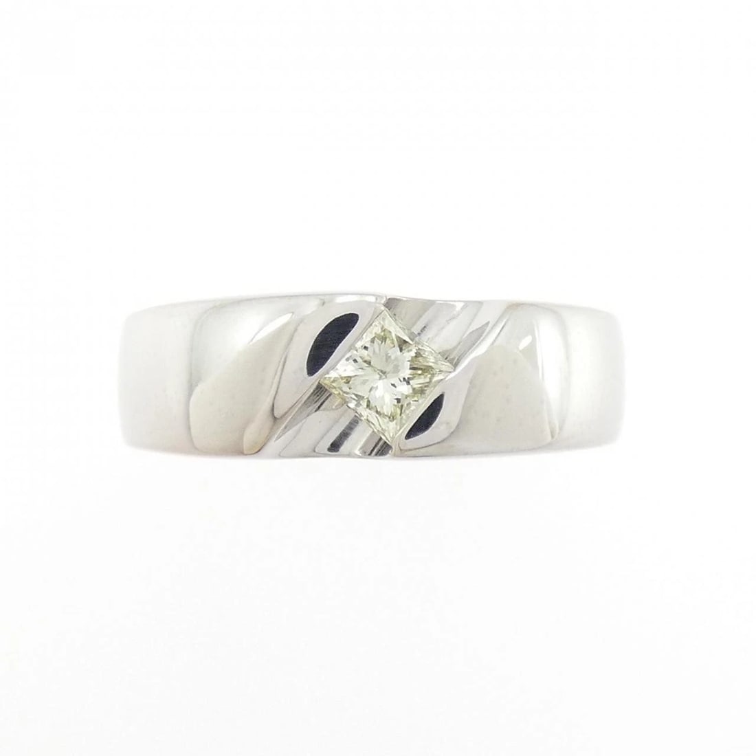 K18WG DIAMOND RING: K18WG Diamond Ring Brand: Unbranded Type: Diamond Ring Material: K18WG, Main Stone/Creation Natural Color: White Gold Size: US9 Accessories: None Accessories Notice: When purchasing pre-owned goods,