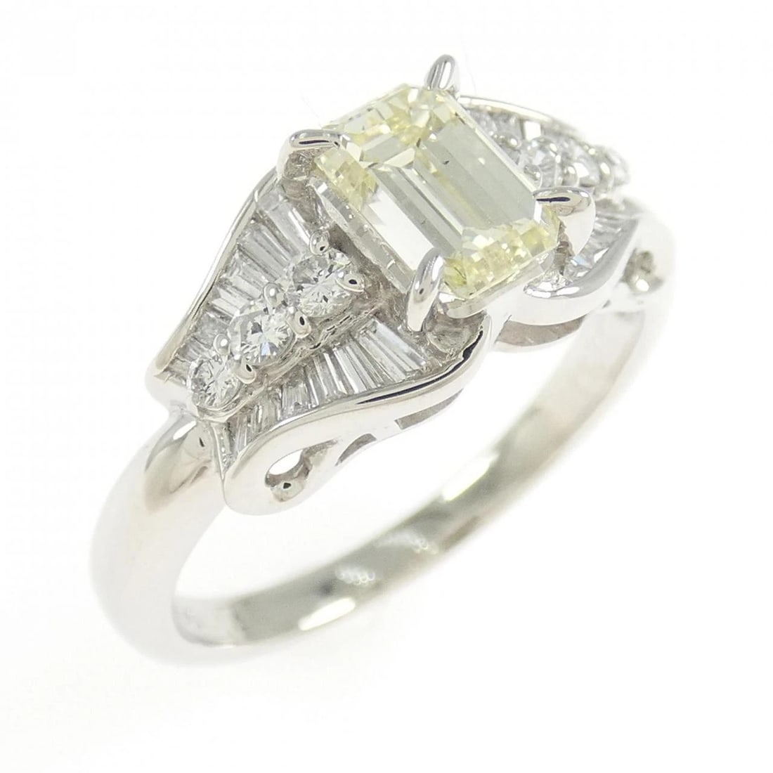 PT900 DIAMOND RING: PT900 Diamond Ring Brand: Unbranded Type: Diamond Ring Material: PT900, Main Stone/Creation Natural Color: Silver Size: US6 1/2 Accessories: None Accessories Notice: When purchasing pre-owned goods,