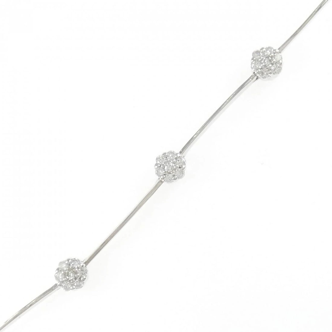 K18WG FLOWER DIAMOND BRACELET: K18WG Flower Diamond Bracelet Brand: Unbranded Type: Diamond Bracelet Material: K18WG, Main Stone/Creation Natural Color: White Gold Size: Actual Size Max width approx: 4.3mm 18.5cm Accessories: None