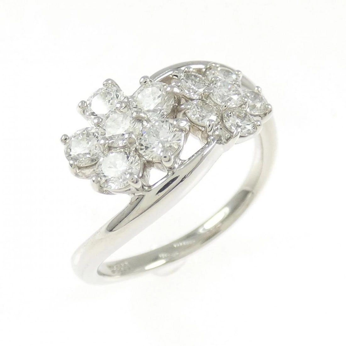 PT900 FLOWER DIAMOND RING (1 of 2)
