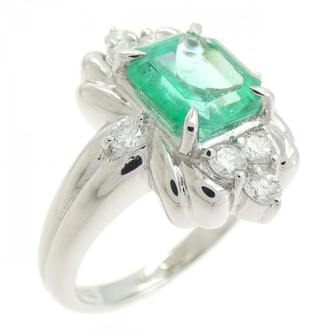 PT900 EMERALD RING: PT900 Emerald Ring Brand: Unbranded Type: Emerald Ring Material: PT900, Main Stone/Creation Emerald Secondary Stone Diamond Color: SiLVER Size: US7 Accessories: None Accessories Notice: Wh