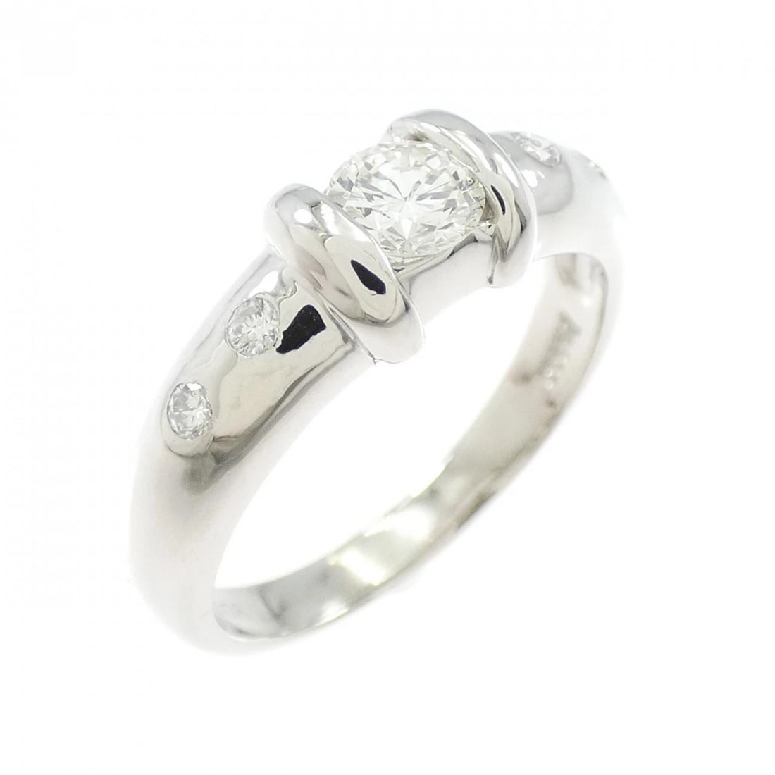 PT900 DIAMOND RING: PT900 Diamond Ring Brand: Unbranded Type: Diamond Ring Material: PT900, Main Stone/Creation NATURAL Color: SILVER Size: US5 1/4 Accessories: None Accessories Notice: When purchasing pre-owned goods,