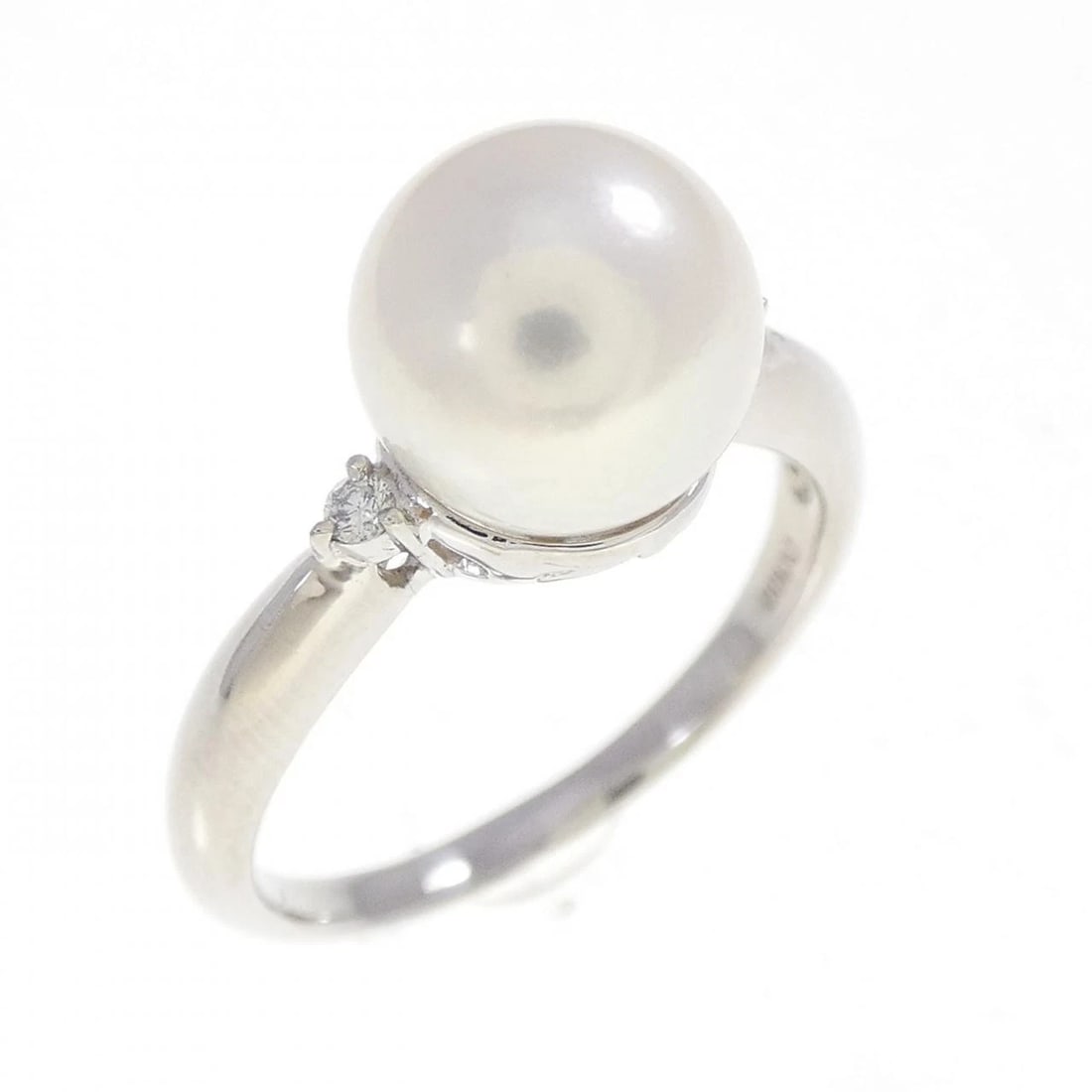 PT900 AKOYA PEARL RING: PT900 Akoya Pearl Ring Brand: Unbranded Type: Akoya Pearl Ring Material: PT900, Main Stone/Creation AKOYA PEARL Secondary Stone Diamond Color: Silver Size: US7 1/4 Accessories: None Accessories