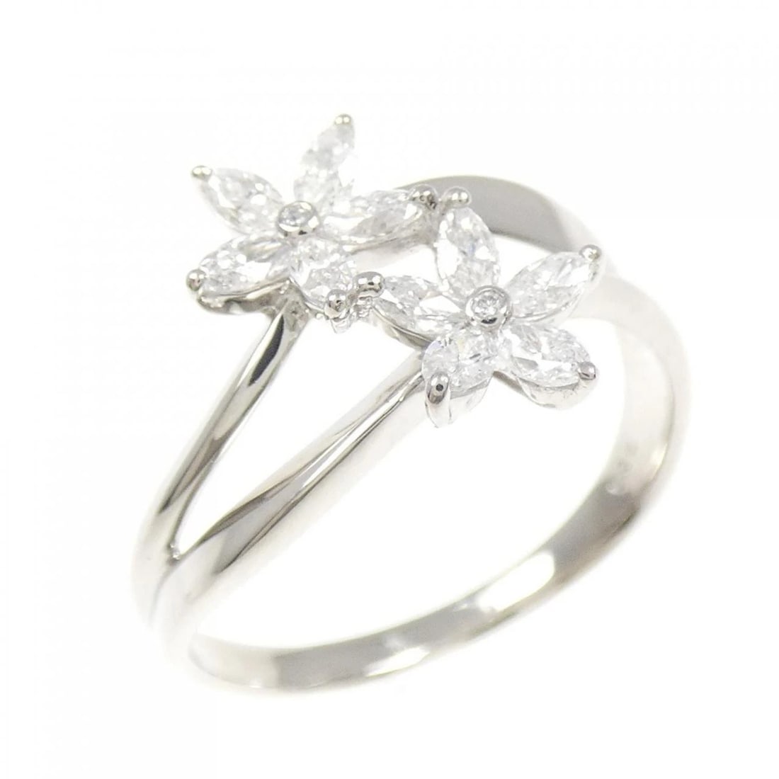 PT900 FLOWER DIAMOND RING: PT900 Flower Diamond Ring Brand: Unbranded Type: Diamond Ring Material: PT900, Main Stone/Creation NATURAL Color: Silver Size: US7 1/4 Accessories: None Accessories Notice: When purchasing pre-owned