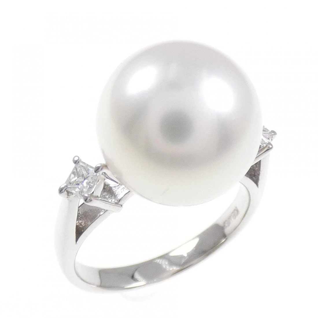 K18WG WHITE BUTTERFLY PEARL RING: K18WG White Butterfly Pearl Ring Brand: Unbranded Type: White Butterfly Pearl Ring Material: K18WG, Main Stone/Creation WHITE BUTTERFLY PEARL Secondary Stone Diamond Color: White Gold Size: US5