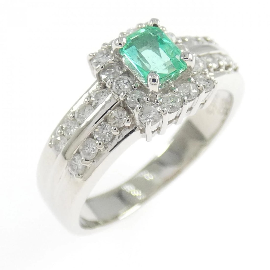PT900 EMERALD RING: PT900 Emerald Ring Brand: Unbranded Type: Emerald Ring Material: PT900, Main Stone/Creation EMERALD Secondary Stone Diamond Color: Silver Size: US7 1/4 Accessories: None Accessories Notice: When
