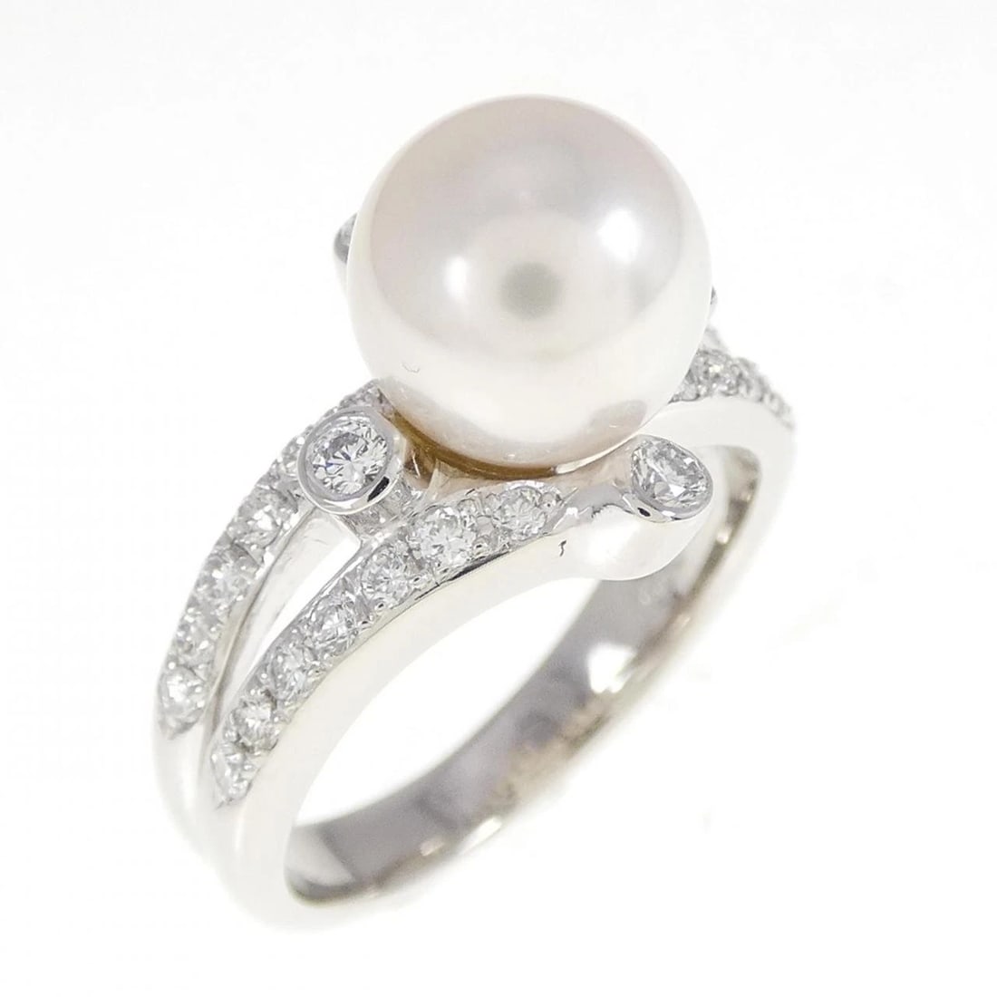 PT AKOYA PEARL RING: PT Akoya Pearl Ring Brand: Unbranded Type: Akoya Pearl Ring Material: PT, Main Stone/Creation AKOYA PEARL Secondary Stone Diamond Color: Silver Size: US6 Accessories: None Accessories Notice: When
