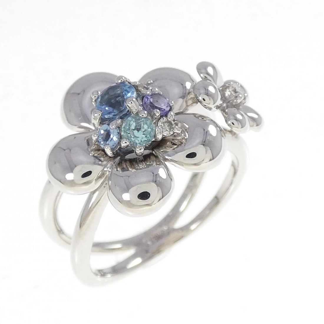 K18WG FLOWER COLOR STONE RING: K18WG Flower Color Stone Ring Brand: Unbranded Type: Ring Material: k18WG, Main Stone/Creation AQUAMARINE Secondary Stone Diamond Color: WHITE GOLD Size: US5.5 Accessories: None Accessorie
