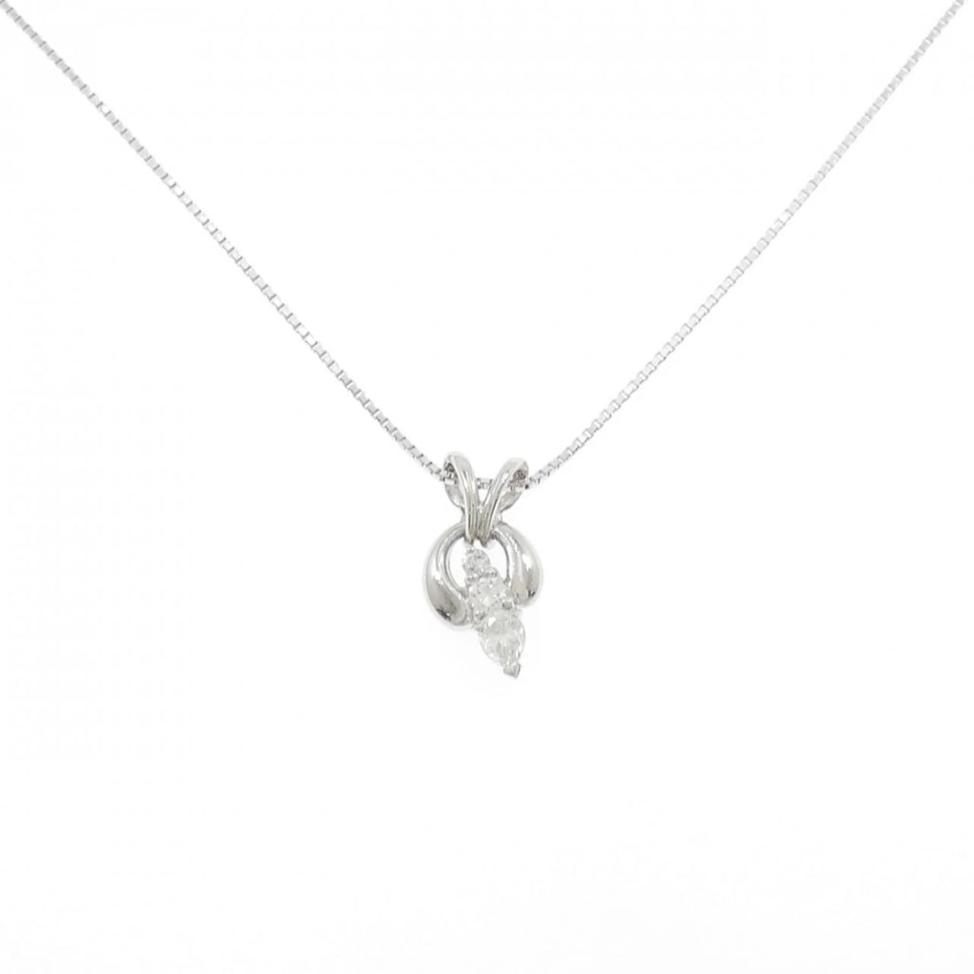 PT900/PT850 DIAMOND NECKLACE: PT900/PT850 Diamond Necklace Brand: Unbranded Type: Diamond Necklace Material: PT900/PT850, Main Stone/Creation NATURAL Color: SILVER Size: 42CM Actual Size Pendant length approx. x width approx.: 19.