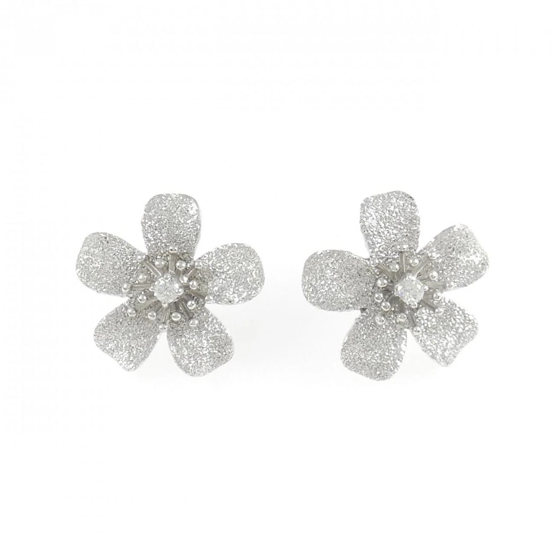 K18WG FLOWER DIAMOND PIERCE: K18WG Flower Diamond Pierce Brand: Unbranded Type: Diamond Pierce/Earring Material: k18WG, Main Stone/Creation NATURAL Color: WHITE GOLD Size: Actual Size Approximate dimensions (height x width):