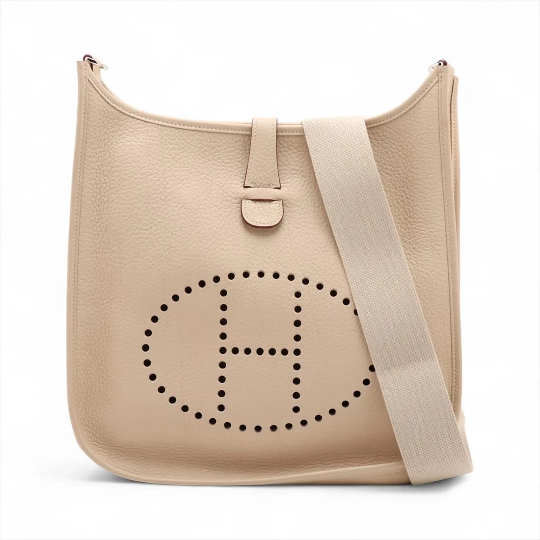 HERMES EVELYN 3 33 GM TAURILLON CLEMENCE: Hermes evelyn 3 33 GM Taurillon Clemence Brand: Hermès Type: Shoulder bag Material: Taurillon Clemence Color: Parchemin Size: Height:13.4inchLength:12.6inchDepth:3.1inch Accessories: None