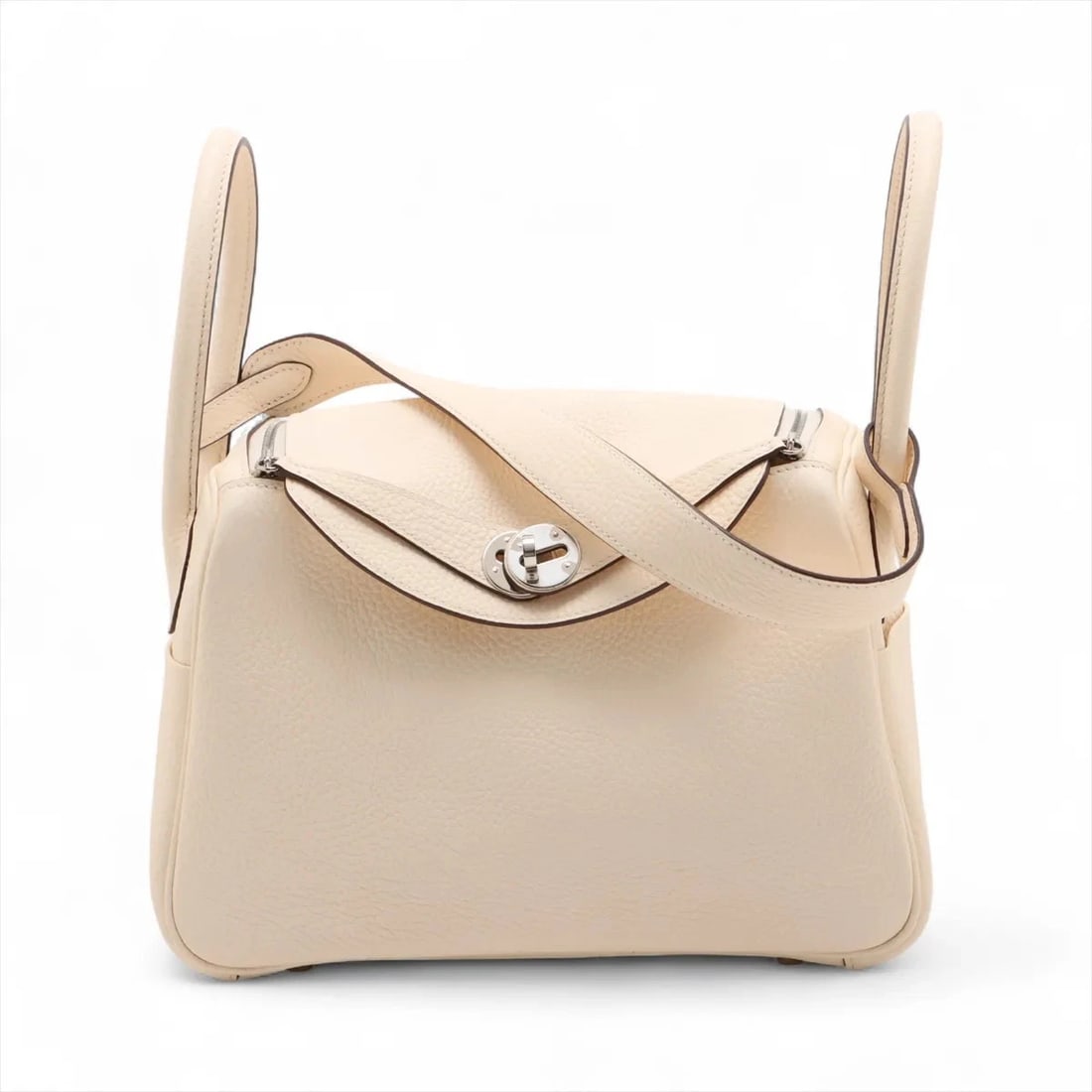HERMES LINDY 26 TAURILLON CLEMENCE NATA: Hermes Lindy 26 Taurillon Clemence Nata Brand: Hermès Type: Shoulder bag Material: Taurillon Clemence Color: Nata Size: Height:6.9inch Length:10.2inch Depth:5.1inch Handle height:3.9inch Accessori