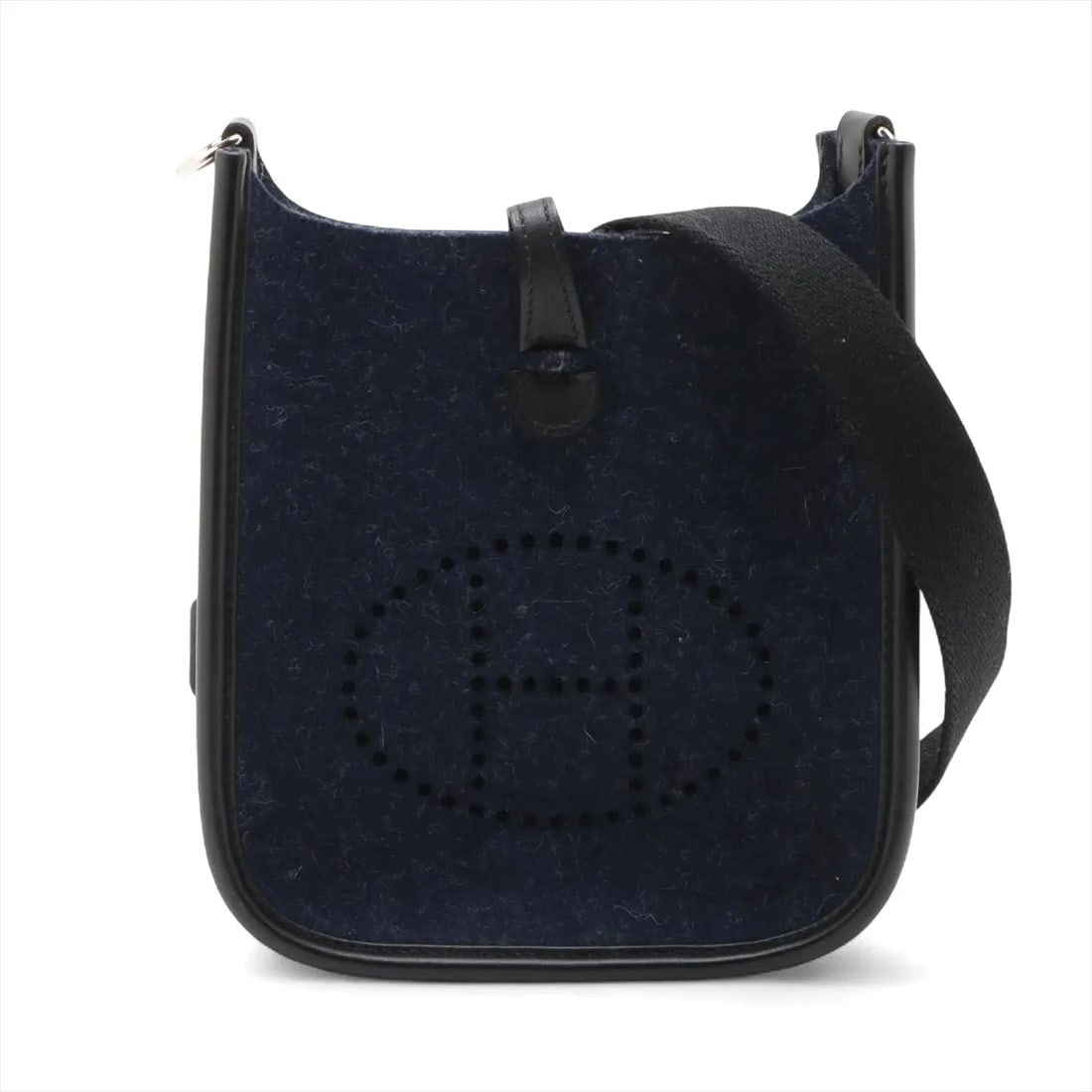 HERMES EVELYN 16 TPM FELT X VOSWIFT: Hermes evelyn 16 TPM Felt x Voswift Brand: Hermès Type: Shoulder bag Material: Felt x Vow Swift Color: Blue nuit × Black Size: Height:7.9inchLength:6.7inchDepth:2.2inch Accessories: None A