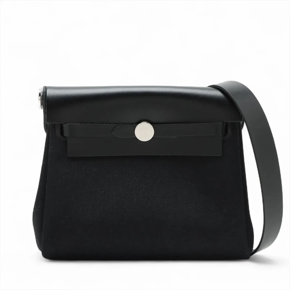 HERMES HERBAG ZIP 20 MINI TWAL MILITARY X VASH HUNTER: Hermes Herbag Zip 20 Mini Twal military x vash hunter Brand: Hermès Type: Shoulder bag Material: Twal Military x Vash Hunter Color: Black Size: Height:6.7inchLength:7.9inchDepth:2.4inch Accessorie