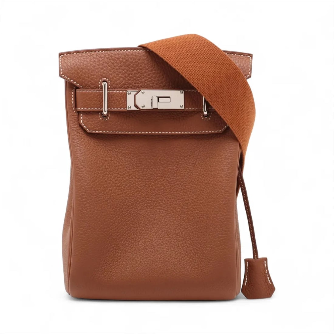 HERMES AKKAD PM TOGO GOLD SILVER METAL FITTINGS: Hermes Akkad PM Togo Gold Silver Metal Fittings Brand: Hermès Type: Waist pouch/Crossbody bag Material: Togo Color: Gold Size: Height:10.2inchLength:7.1inchDepth:3.1inch Accessories: None