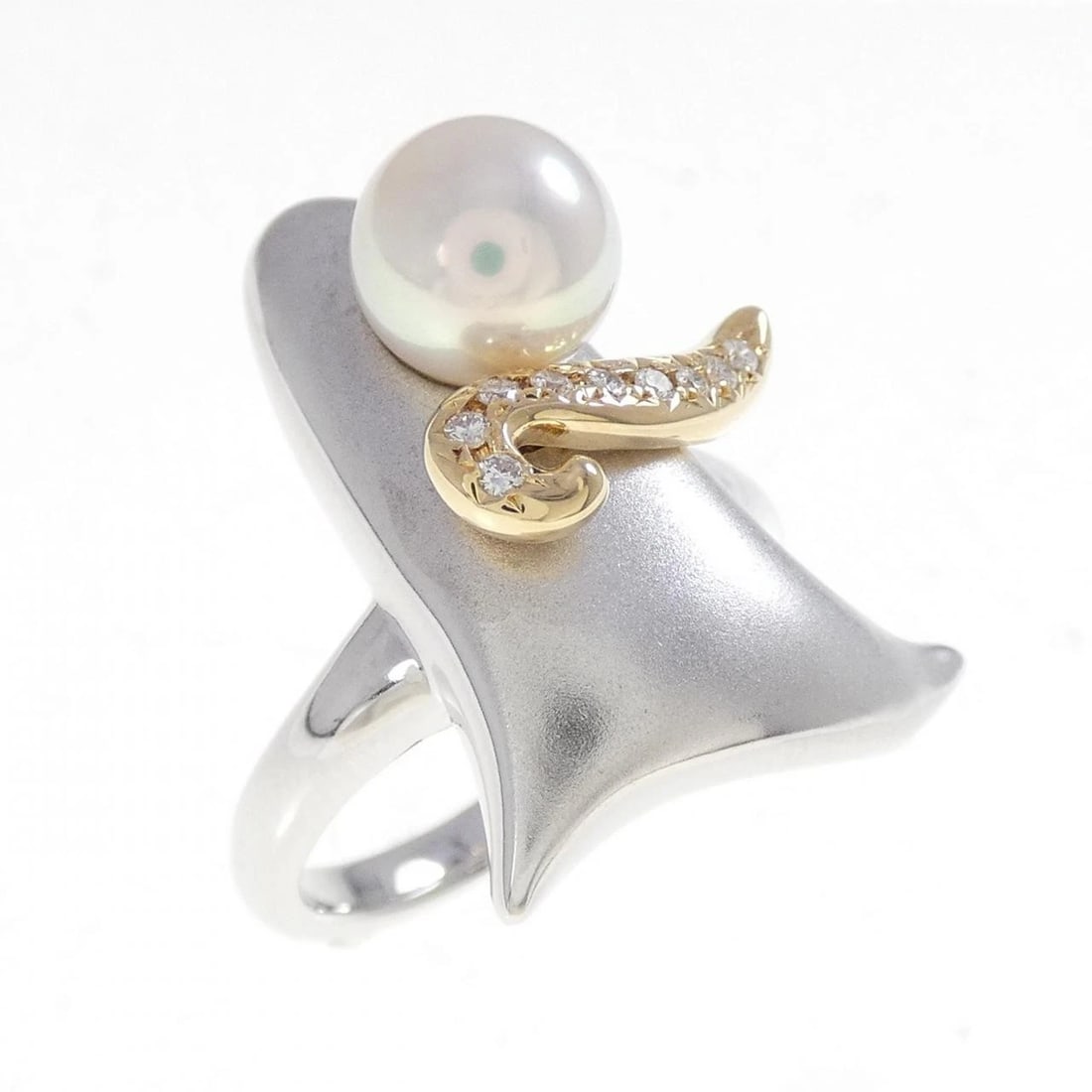 TASAKI AKOYA PEARL RING: Tasaki Akoya Pearl Ring Brand: TASAKI Type: Ring Material: K18WhiteGold / K18 Yellow Gold, Main Stone/Creation Natural Color: White GoldYellow Gold Size: US 5 1/4 Accessories: None Accessories