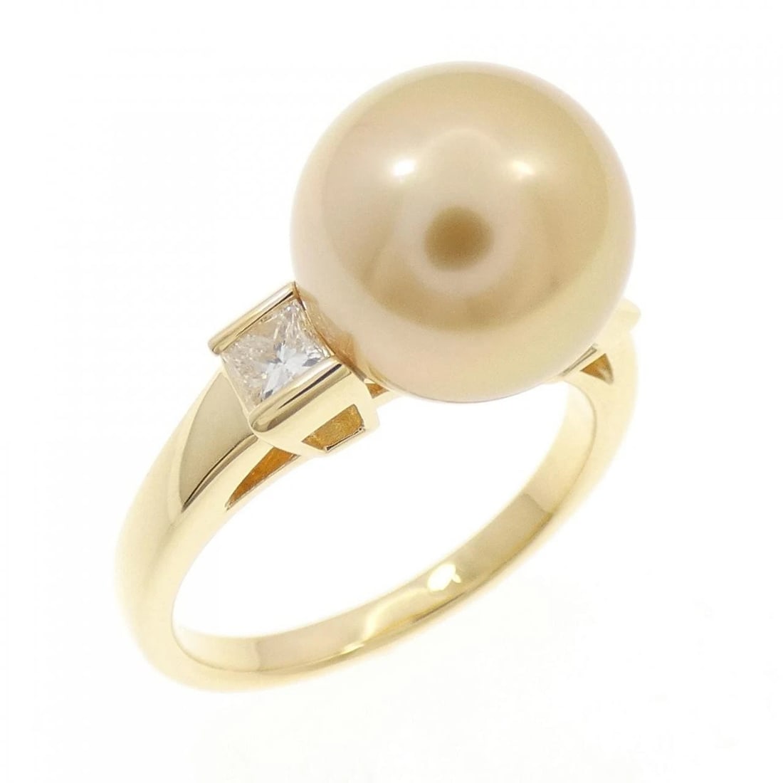 MIKIMOTO WHITE BUTTERFLY PEARL RING: Mikimoto White Butterfly Pearl Ring Brand: MIKIMOTO Type: Ring Material: K18 yellow gold, Main Stone/Creation White Butterfly Pearl Secondary Stone diamond Color: Yellow Gold Size: US 6 1/2