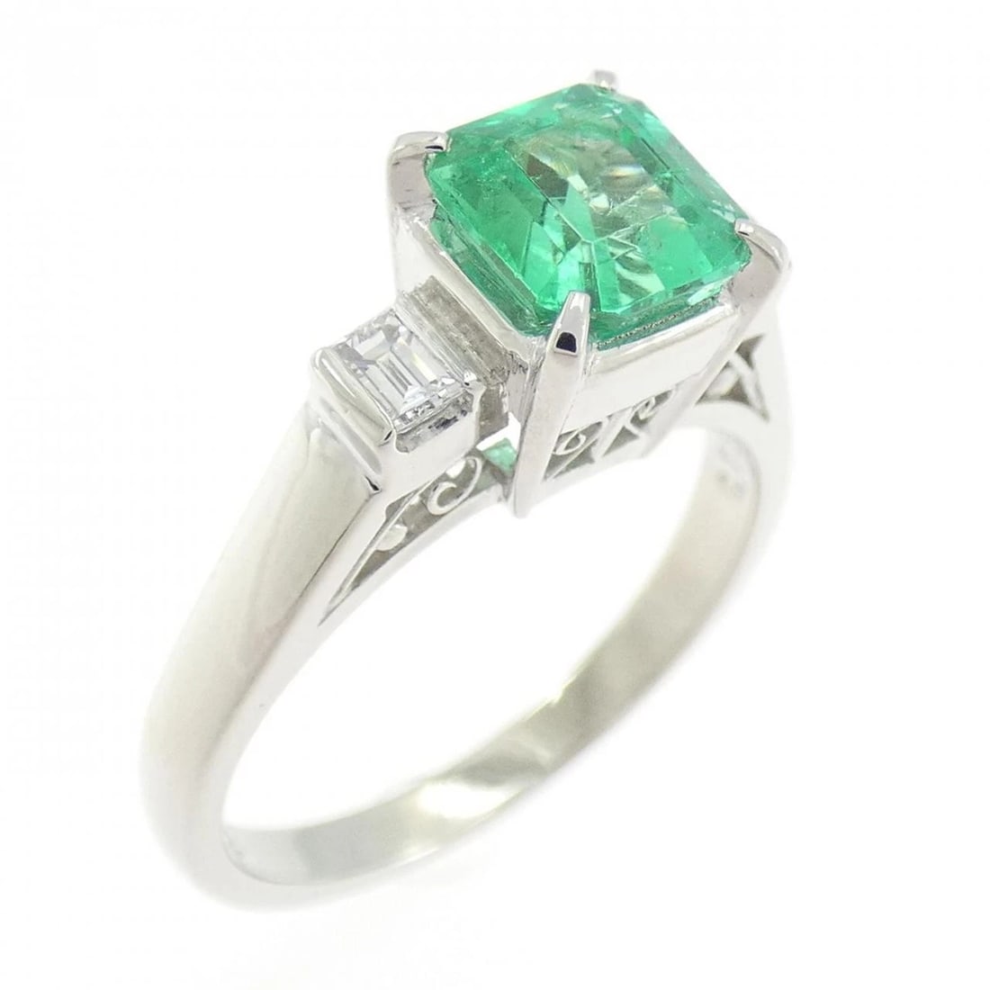 TASAKI EMERALD RING: Tasaki Emerald Ring Brand: TASAKI Type: Ring Material: Platinum900, Main Stone/Creation Emerald Color: Platinum Size: US 6 1/4 Accessories: None Accessories Notice: When purchasing pre-owned goods,